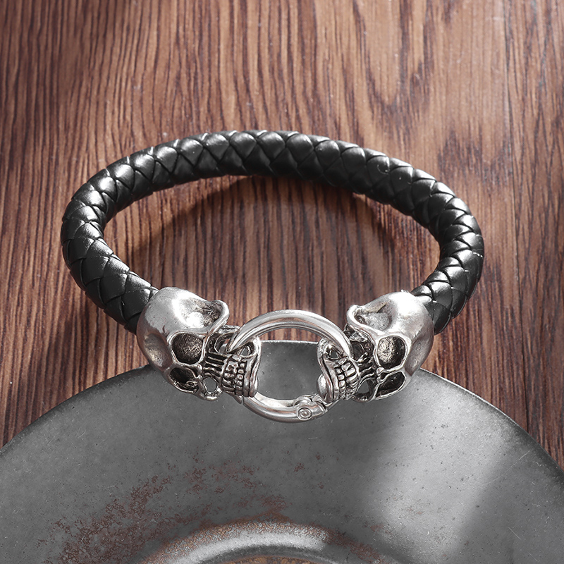 สร้อยข้อมือหนังถักหัวกะโหลกคู่ - Gothic Skull Ring บทวิจารณ์และราคา